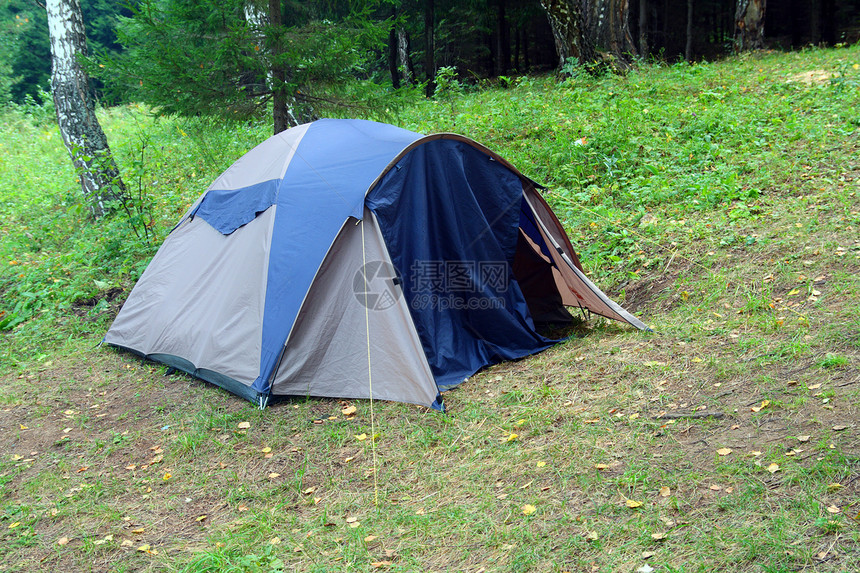 森林中的帐篷活动旅行闲暇荒野远足运动森林营地山脉树木图片