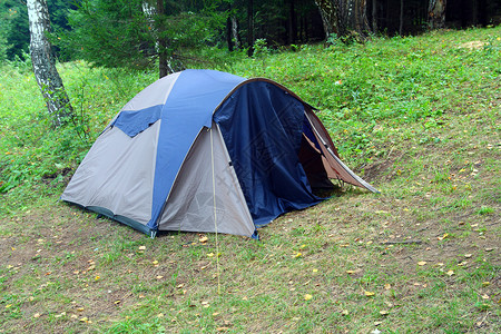 森林中的帐篷活动旅行闲暇荒野远足运动森林营地山脉树木背景