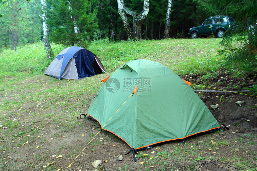 森林中两个帐篷图片