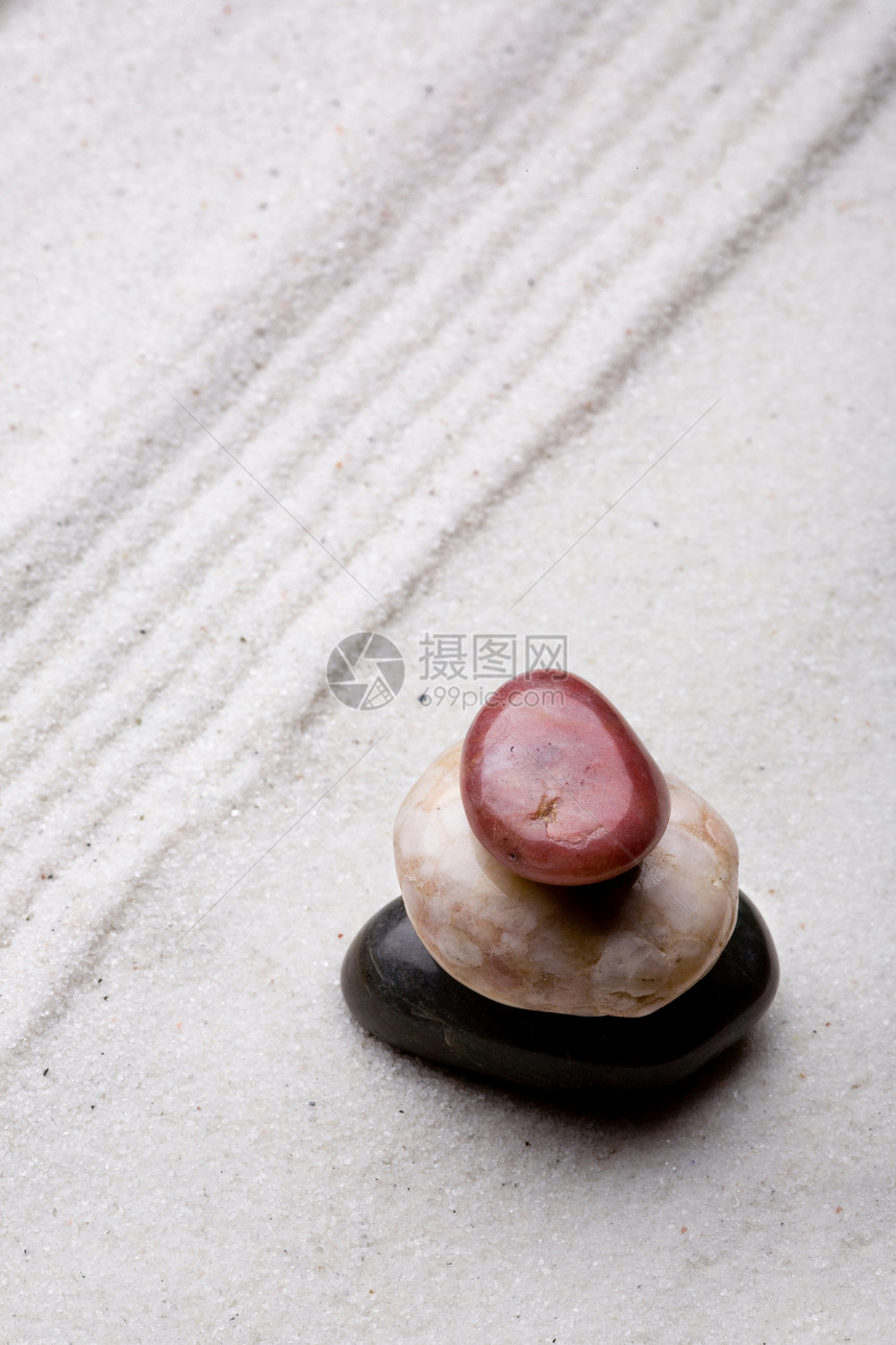 Zen 摇滚堆叠冥想花园白色线条海滩石头传统艺术卵石倾斜图片
