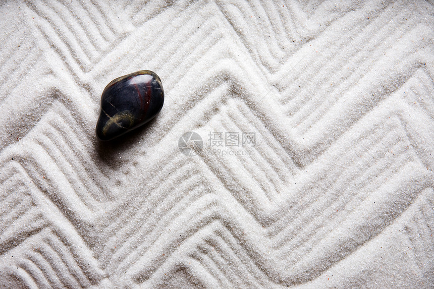 摇滚Zen花园海滩卵石白色线条艺术传统石头冥想倾斜图片