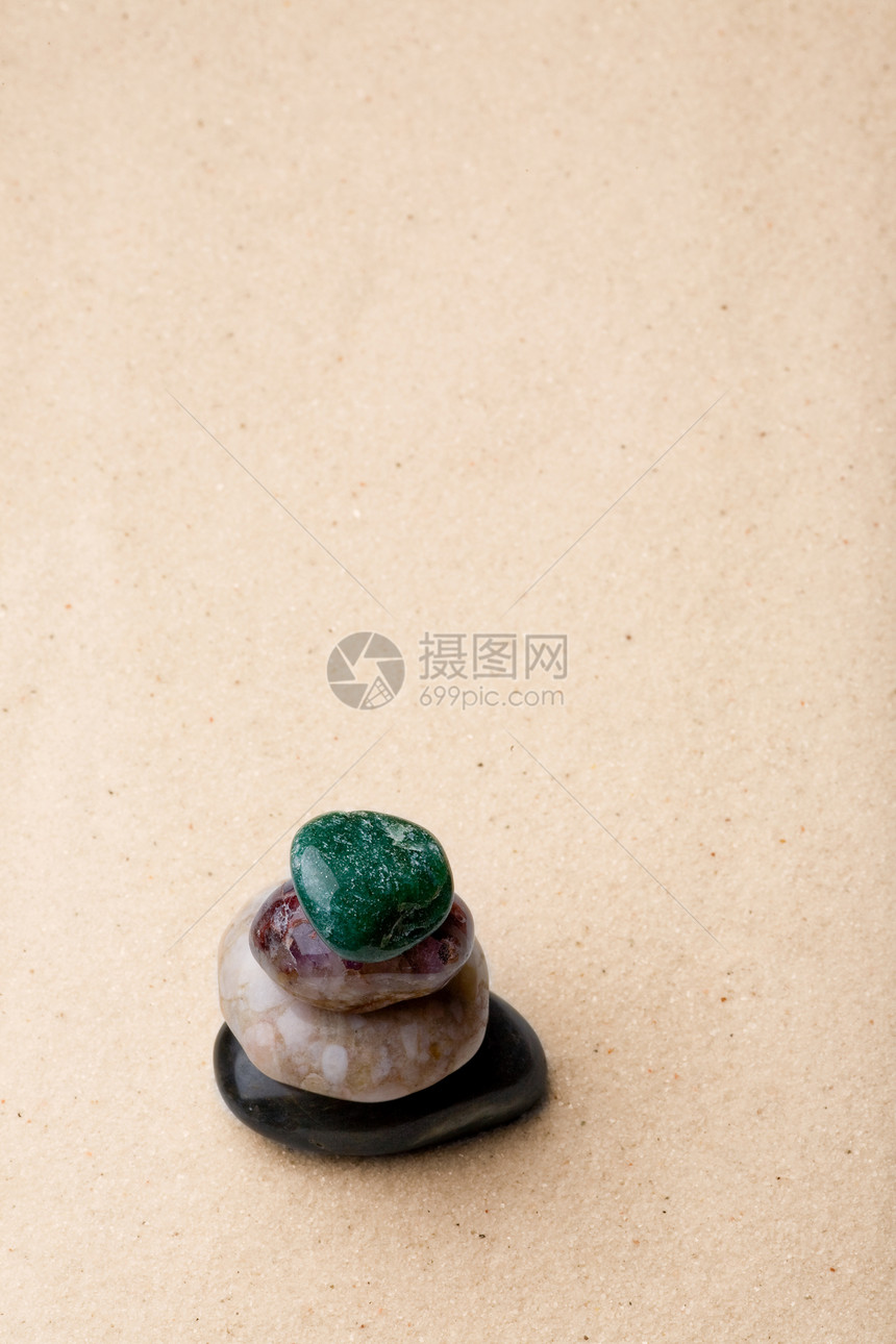 摇滚Zen花园冥想线条海滩传统白色卵石艺术石头倾斜图片