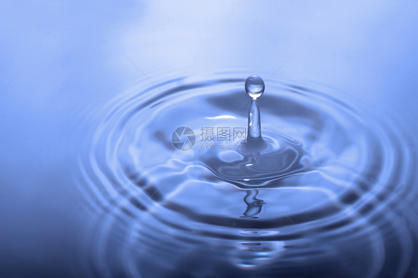 下降液体水滴场景蓝色同心雨滴工作室反射摄影戒指图片