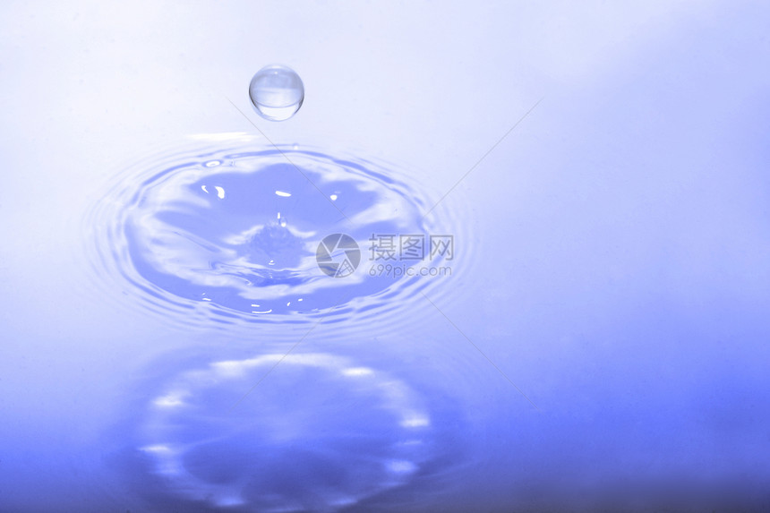 下降水滴摄影液体戒指蓝色波纹同心雨滴反射圆圈图片