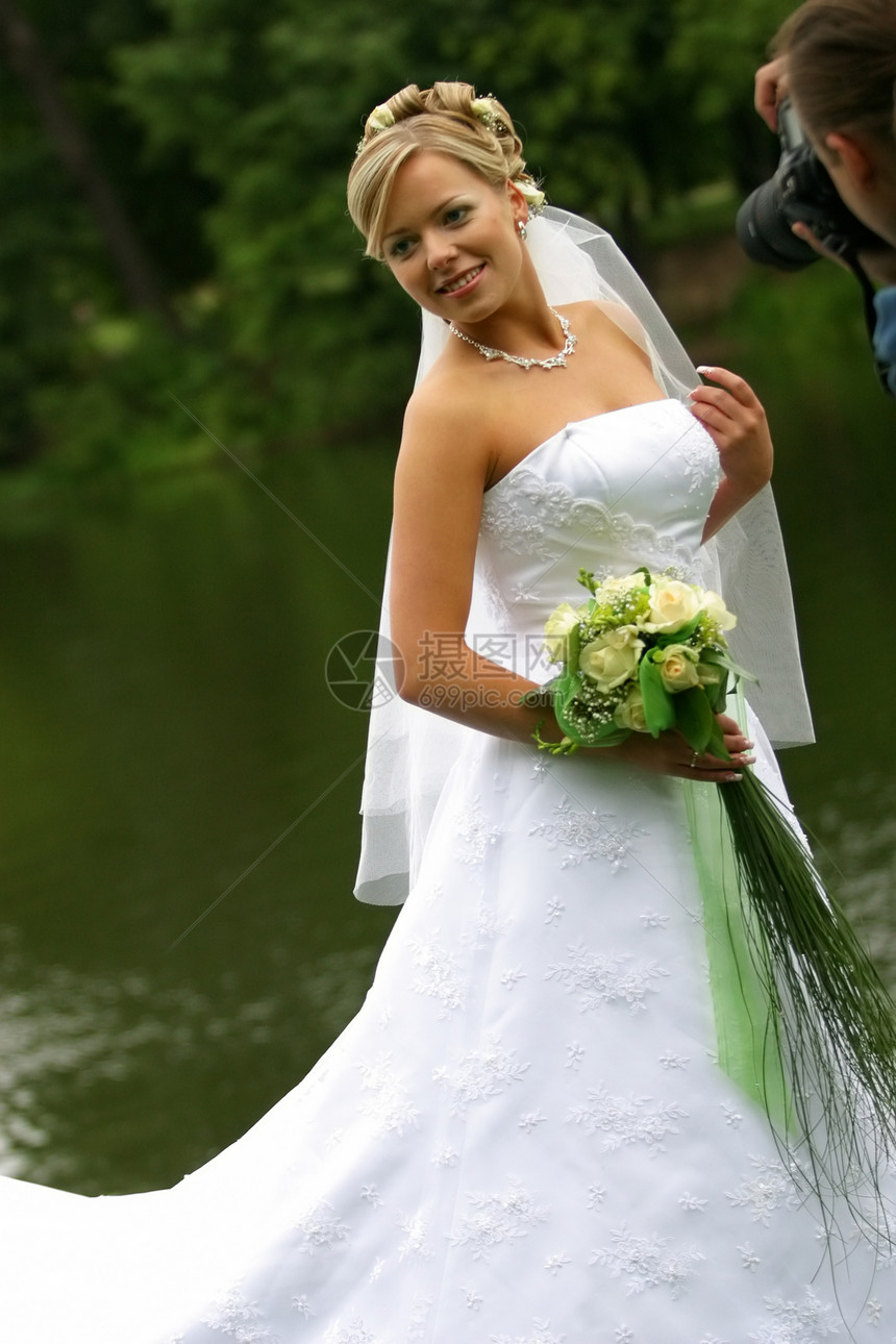 新娘和摄影师未婚夫工作兴趣面纱女士生活婚礼爱好已婚选手图片