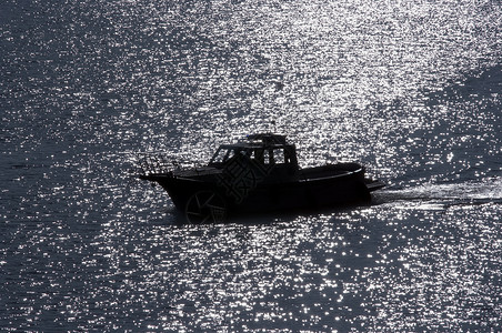 船的轮廓皱纹波纹波浪浅滩海浪褶皱旅行发射汽艇情绪高清图片