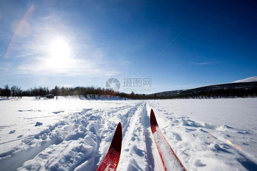 跨国滑雪锻炼季节性季节国家越野冒险荒野背包探索森林图片