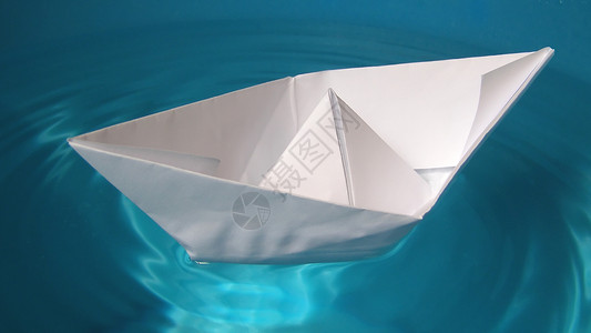 水中的纸船玩具游戏导航茶壶海洋风暴蓝色背景图片