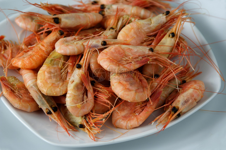 整条新鲜虾美食对虾动物贝类烹饪用餐食物老虎海鲜盘子图片