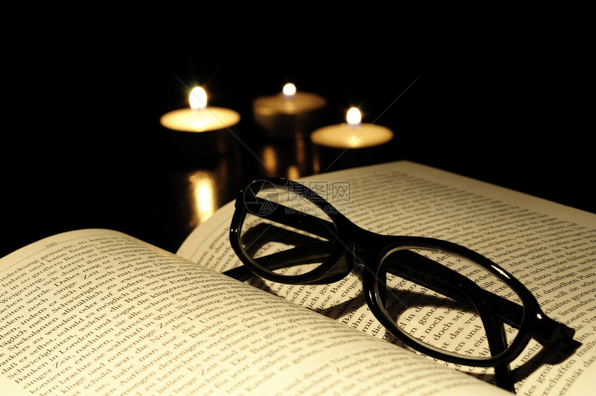 书写蜡烛和眼镜历史黑色基督智慧图书馆学习阅读大学教会宗教图片