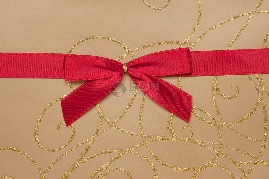 包裹金纸和红丝带装饰包装礼物红色丝绸金子图片