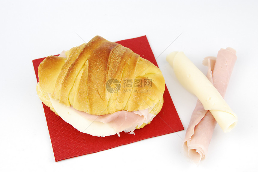 红餐巾纸上的奶酪和含脂牛角面包面包白色糕点片状食物小吃黄油棕色火腿餐巾图片
