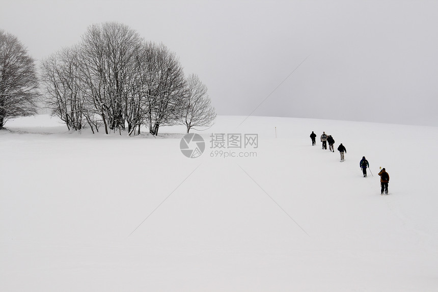 雪鞋登山运动滑雪孤独旅行踪迹天气冒险背包勘探雪鞋图片