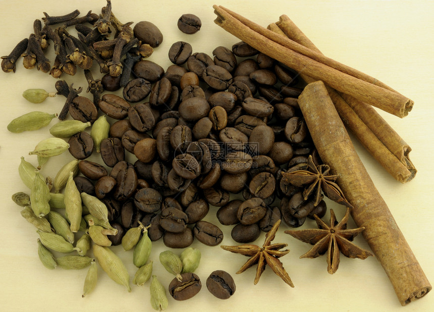 木制背景咖啡和香料粮食小豆蔻八角肉桂图片
