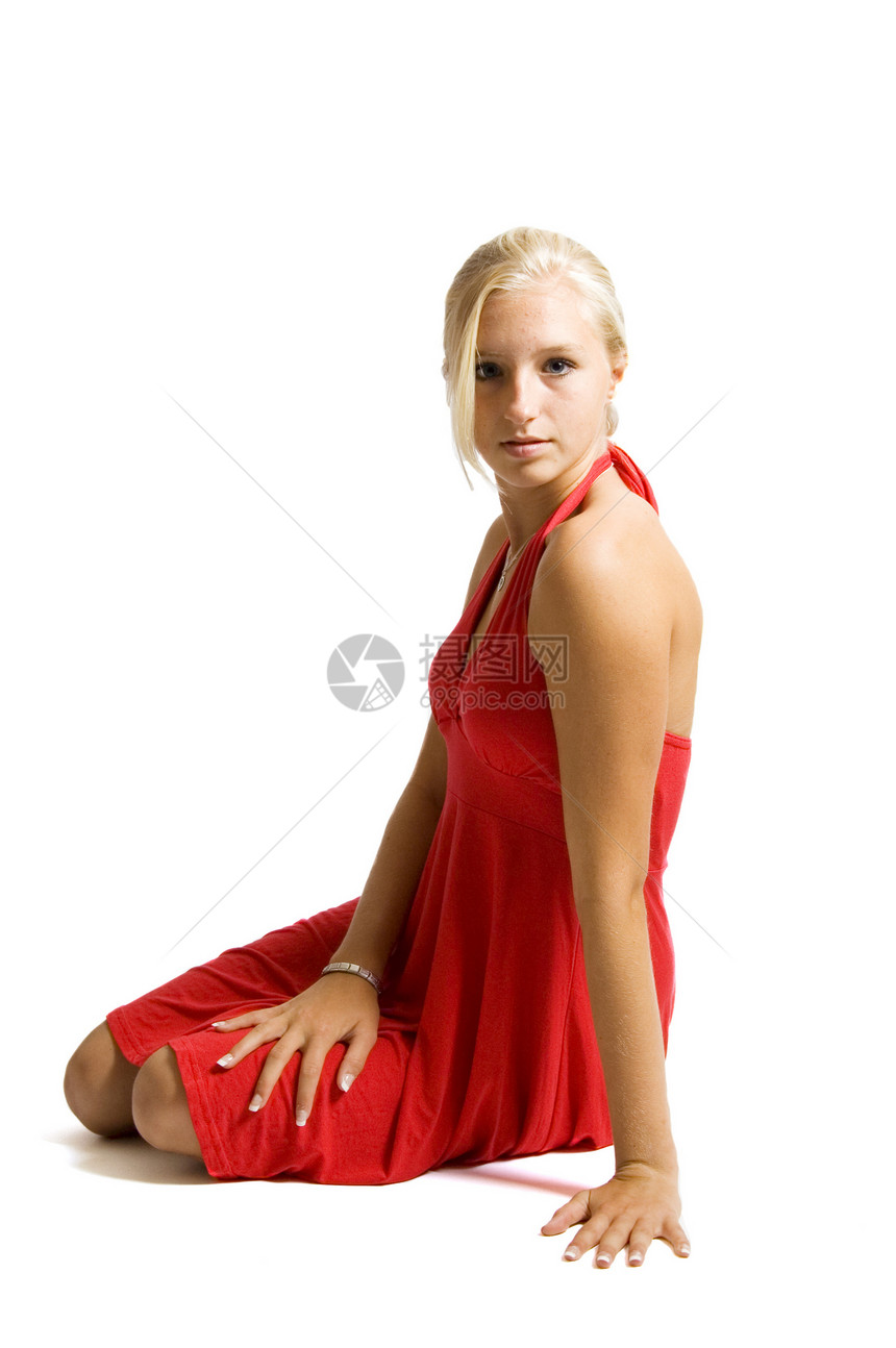 穿着红礼服坐在地板上的金发美女女孩图片