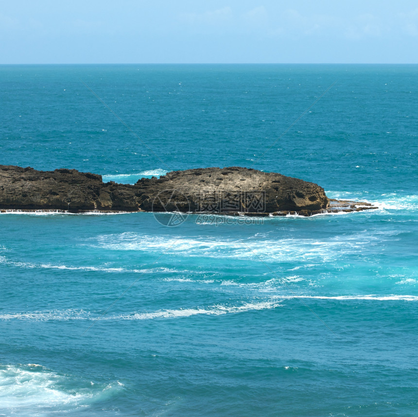 和波多黎各的场景游客海洋里科天空海湾波浪蓝色冲浪岩石图片