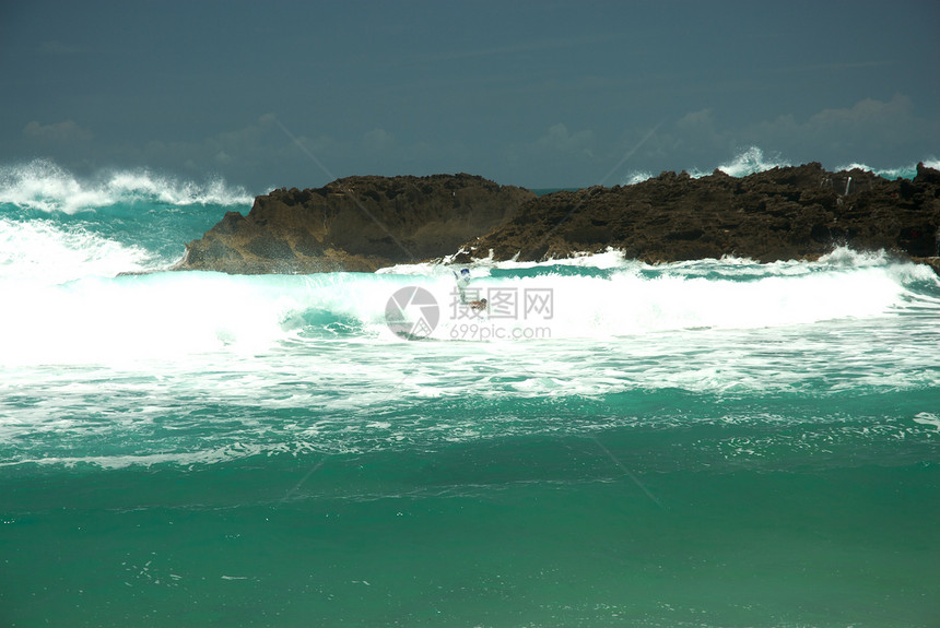 和波多黎各的热带游客旅游海浪冲浪里科海湾天空摄影岩石图片