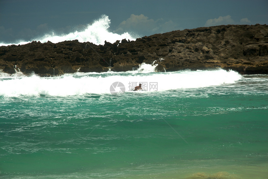 和波多黎各的海浪冲浪热带蓝色里科假期旅游洞穴海湾波浪图片