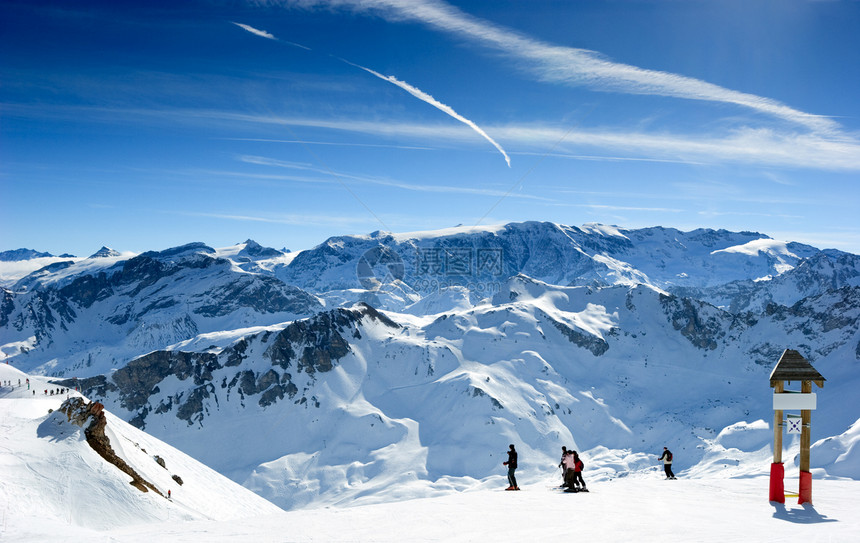 滑雪斜坡踪迹天空滑雪者活动骑术城市晴天岩石运动顶峰图片