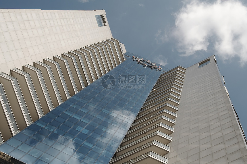 现代办公室中心生长窗户金融市中心天空职场蓝色镜子玻璃反射图片