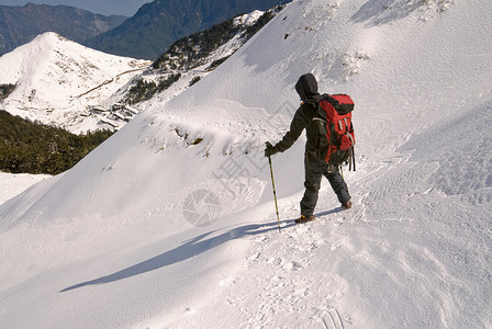 徒行旅行远足运动爬坡登山者挑战男人远足者戏剧性旅游环境背景图片