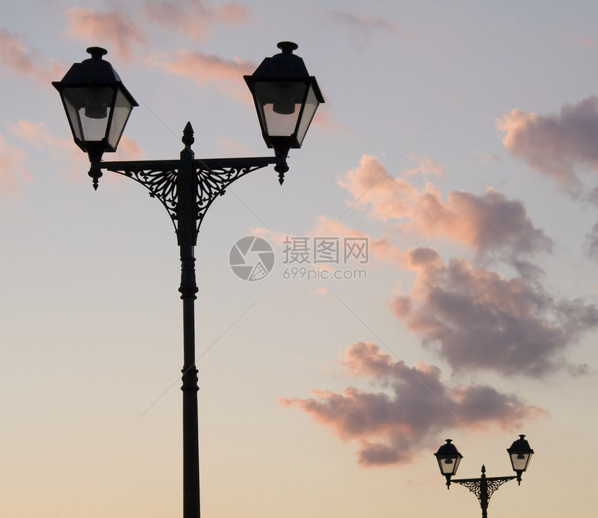 日落时天下天空背景的两条街灯光环影仪图片