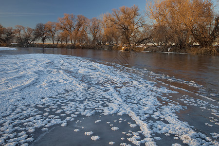 科罗拉多州格里利附近南普拉特河的冬季高清图片