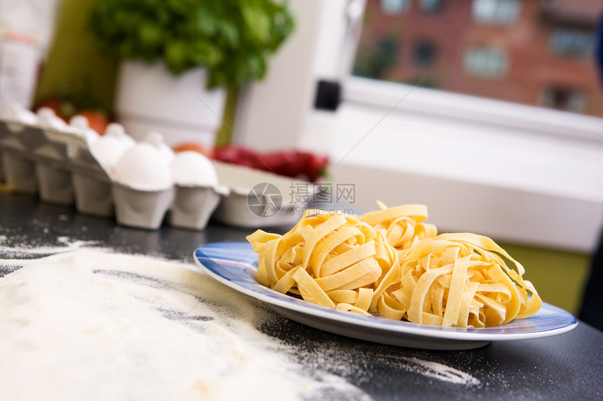 新鲜的Fettuccine厨房晚餐乐趣享受丝带美食传统滚筒爱好面条图片