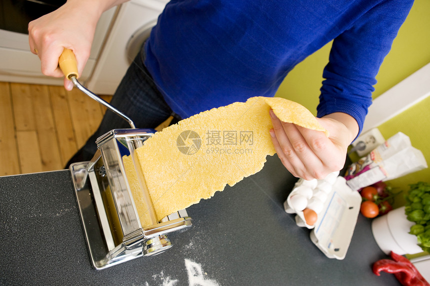 土制面食机器食物划痕厨房传统女性女孩爱好制作者技术图片