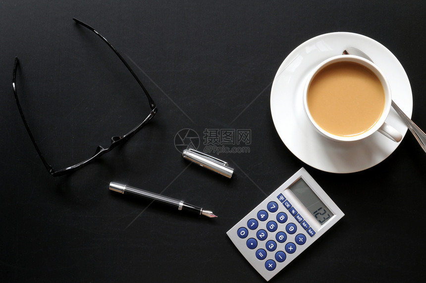 咖啡间休息黑色杯子成功金融饮料投资计算器商业教育桌子图片