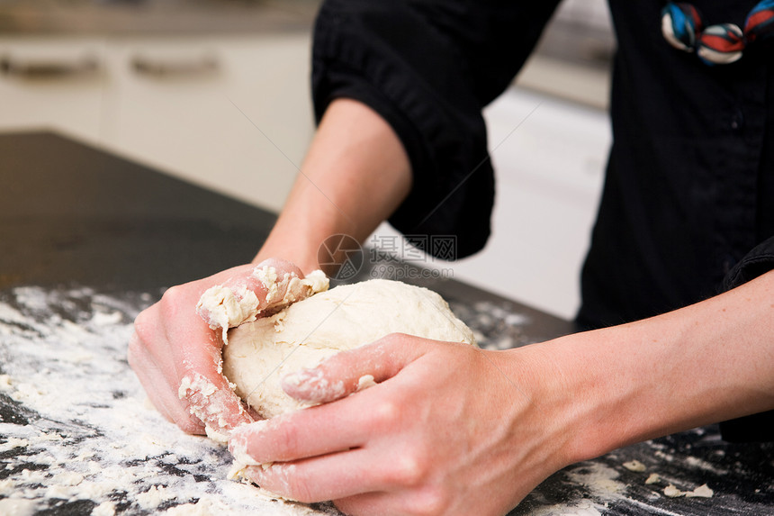 手牵手划刀食物工作主妇面包师烹饪乐趣面粉房子糕点烘烤图片