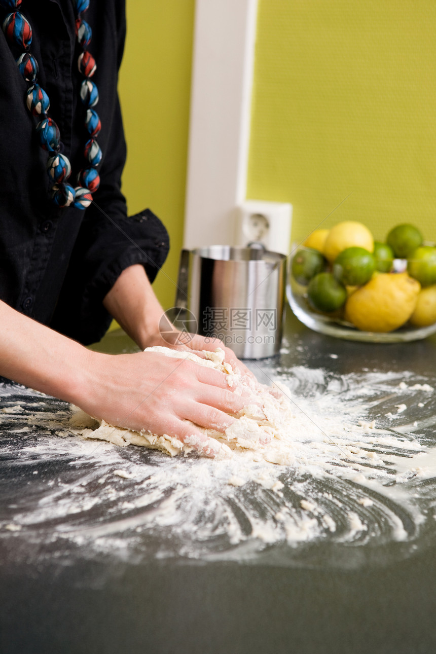 手牵手划刀柜台工作面团乐趣面包厨房女孩晚餐女士技术图片
