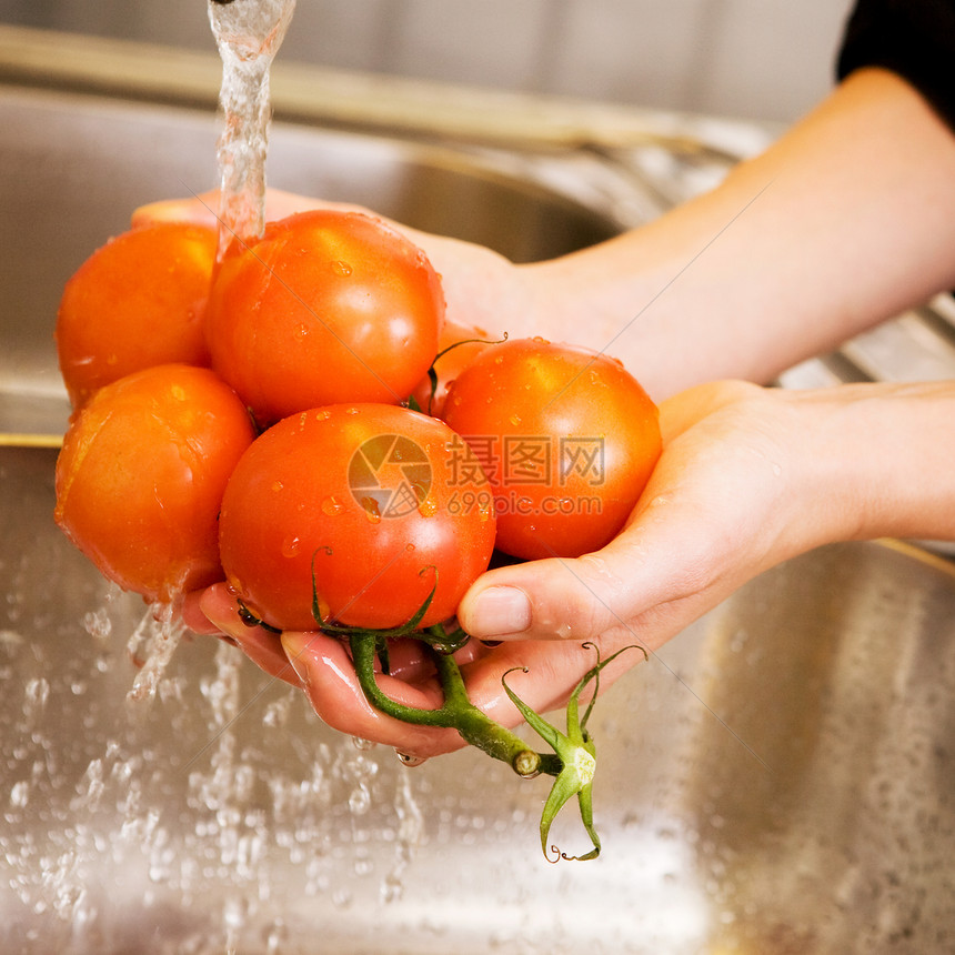 清洗番茄家务主妇女性厨房食物家庭蔬菜晚餐冲洗图片