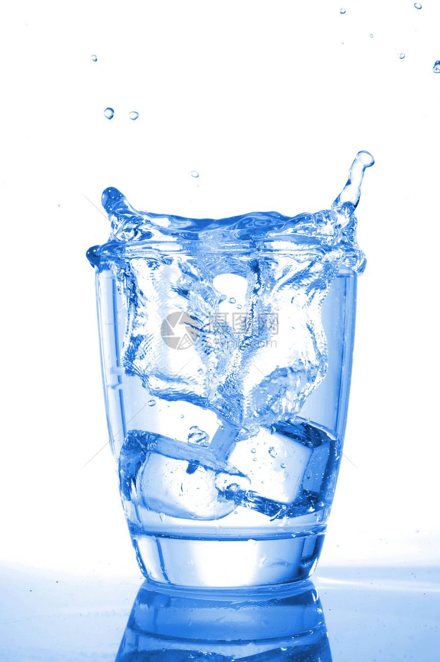 饮水食物不倒翁生活气泡蓝色调子杯子酒吧冰块饮料图片