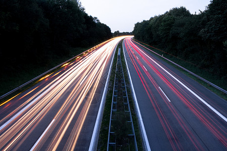 反面灯光驾驶光迹大灯蓝色速度运输时间尾灯城市景观背景图片