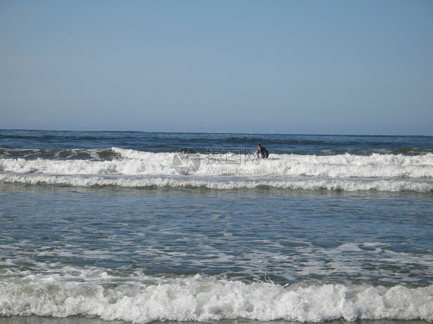 在海洋的板上冲浪者乐趣海景娱乐天空海浪活动行动白帽骑术蓝色图片