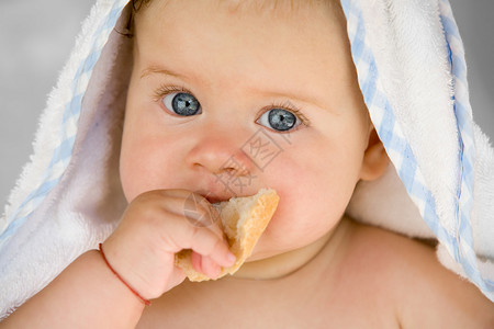 带面包的婴儿背景图片