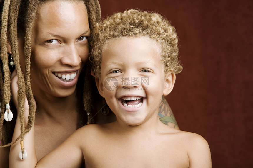 母亲和儿子混血儿生日辫子服装黑色家庭头发自然父母单身图片