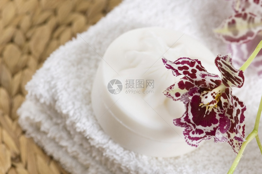 含有白毛巾 天然肥皂和兰花的斯帕物品竹子瓶子面巾卫生红色洗澡风格生活蜡烛香味图片