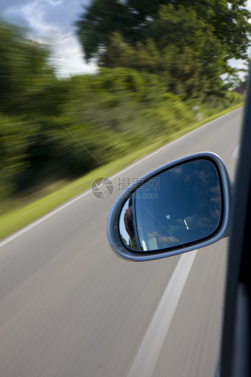 车辆在乡村公路上驾驶的详情眩晕曲线车道旅行力量运动车轮速度沥青轨道图片