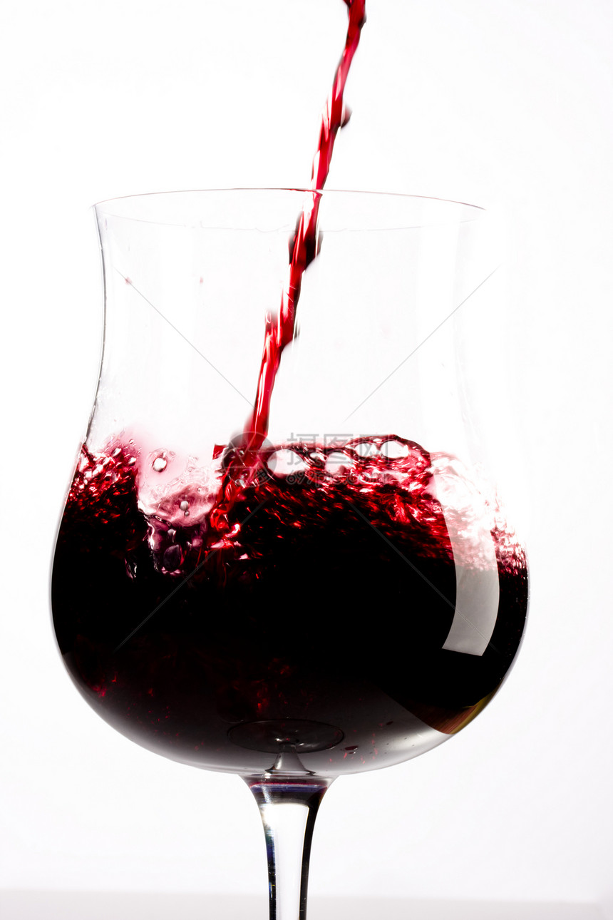 红酒在玻璃杯中喷洒酒杯餐厅溪流红色藤蔓庆典流动派对酒厂玻璃图片