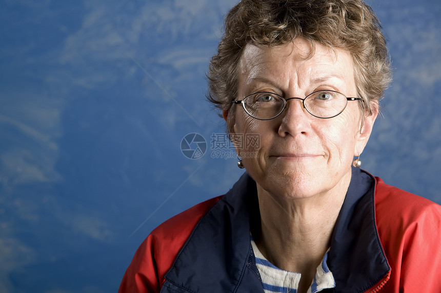 一名高级女水手的肖像队长女士夹克眼镜雨具航海图片