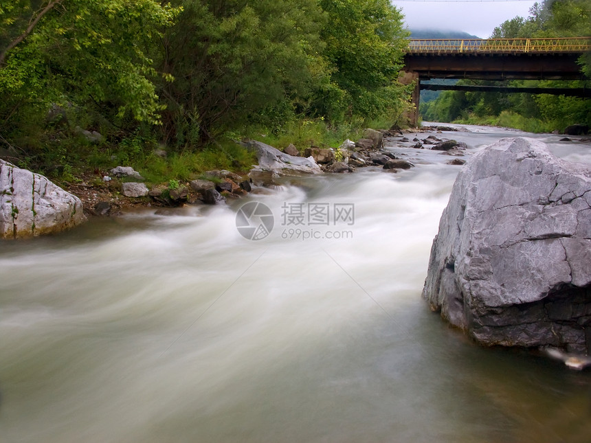 旧桥河过河瀑布溪流河道绿色叶子植物岩石地衣图片