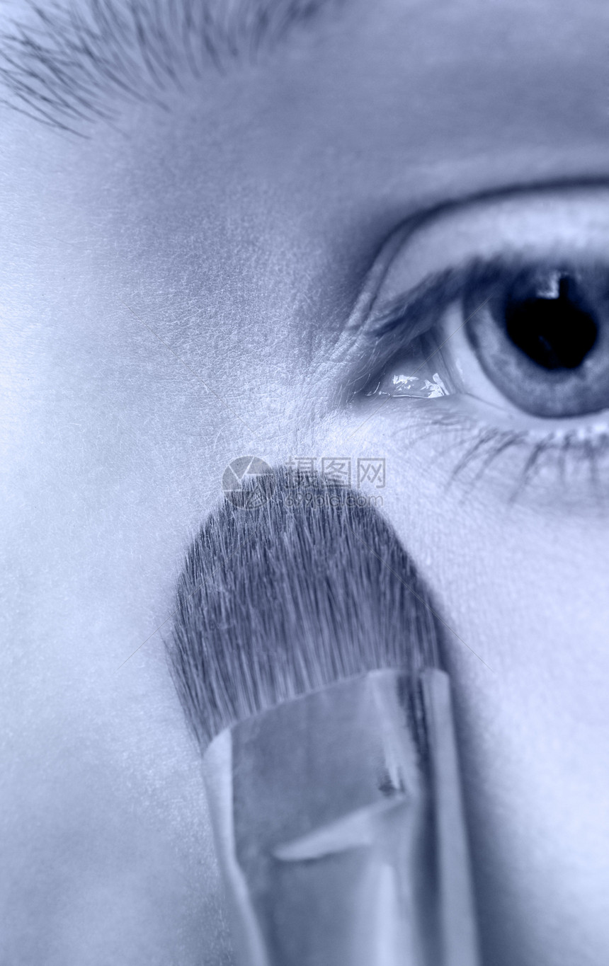 应用粉末身体女孩白色刷子女士选择性眼睛蓝色皮肤女性图片