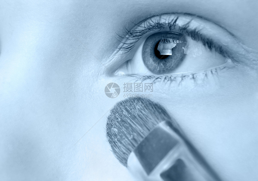 应用粉末女孩身体选择性焦点刷子女性眼睛蓝色皮肤女士图片