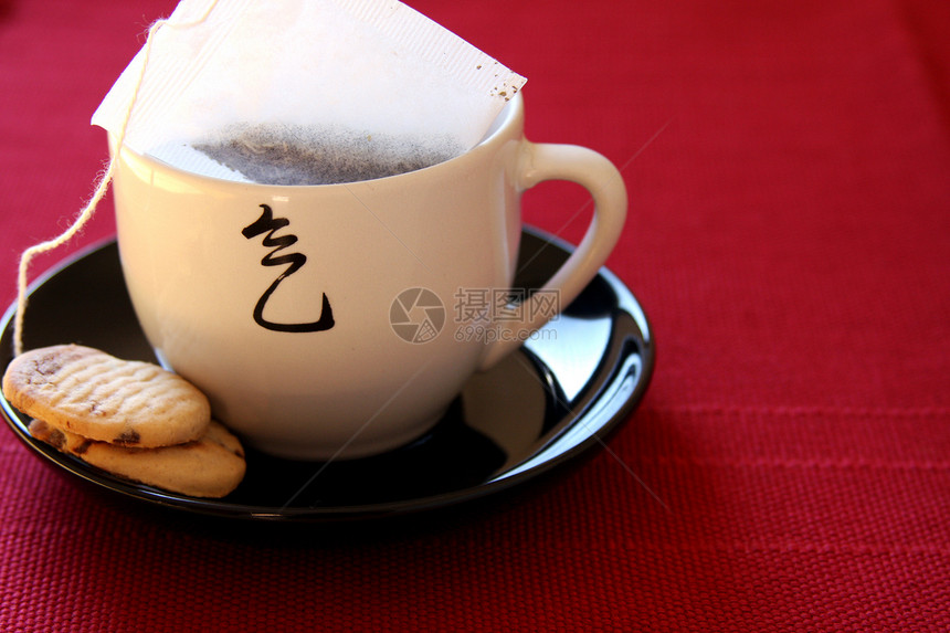 一杯茶黑色茶包白色饼干时间早餐活力时光咖啡休闲图片