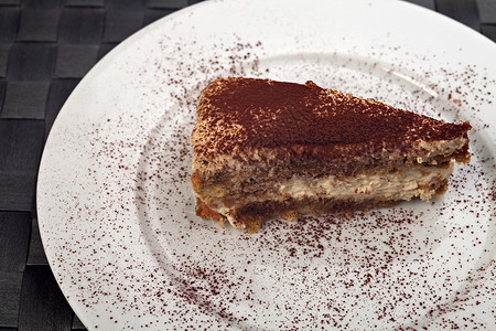 白板上一小片蒂拉米苏蛋糕粉末粉状甜点餐垫装饰糕点棕色蛋糕咖啡风格背景图片