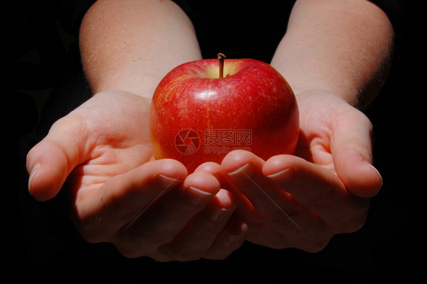手与苹果健康小吃解决方案创造力女士饮食营养红色黑色食物图片