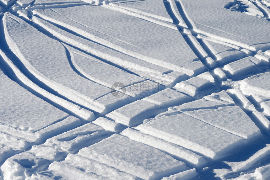 滑雪车轨假期雪花天空太阳闲暇爬坡场景山脉首脑活动图片