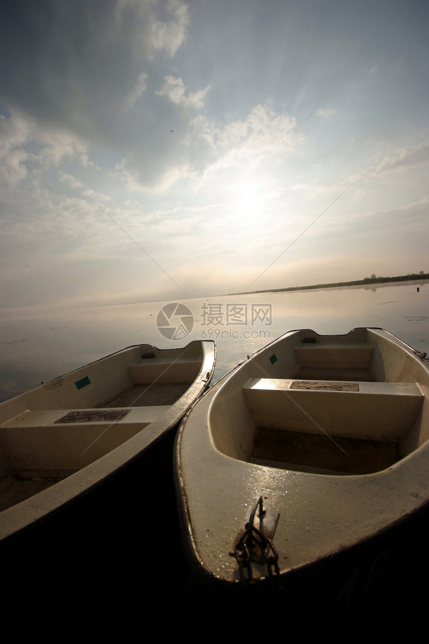 有船只的湖湖海岸树木爬坡海岸线娱乐支撑银行石头边缘森林图片